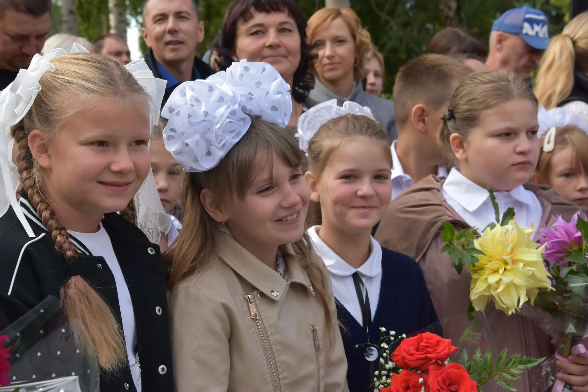Сегодня в районном центре прошли торжественные линейки, посвященные Дню знаний.