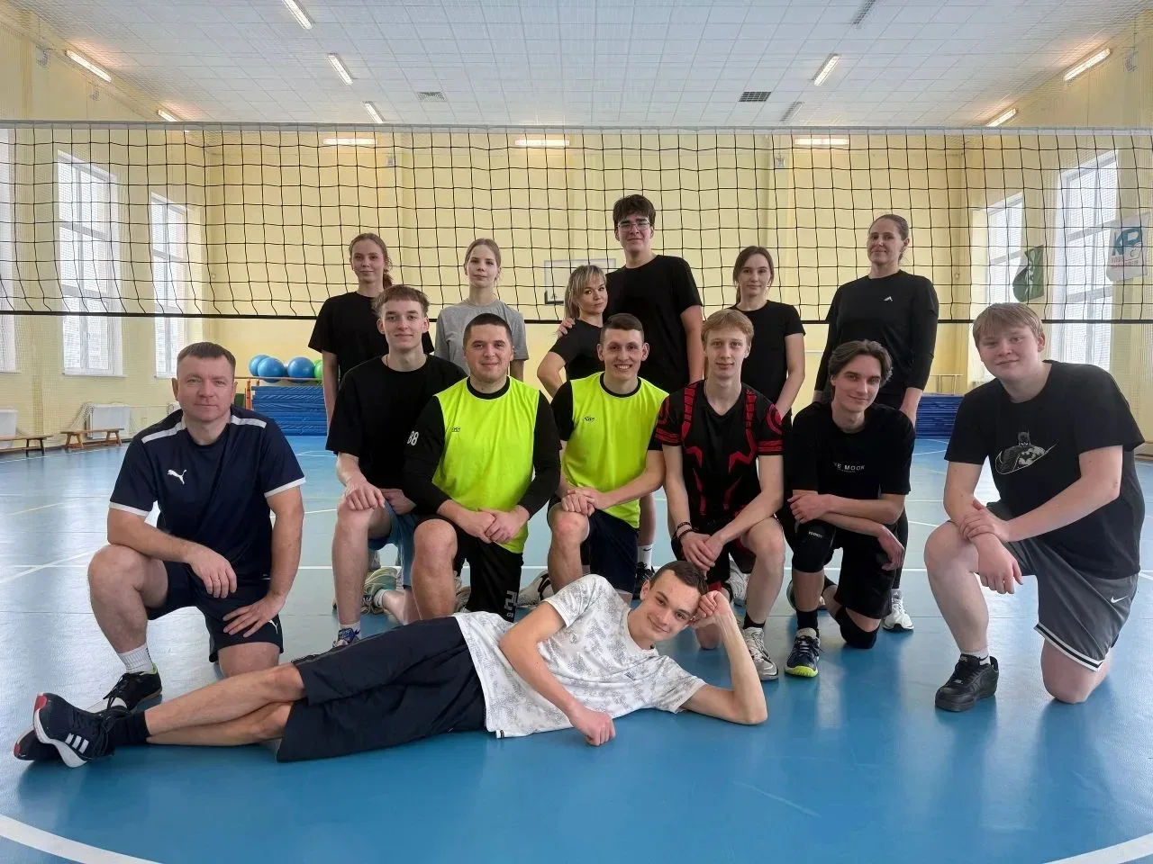🏐 Вчера в стенах нашей школы было жарко! Состоялся товарищеский матч по волейболу между сборной учит