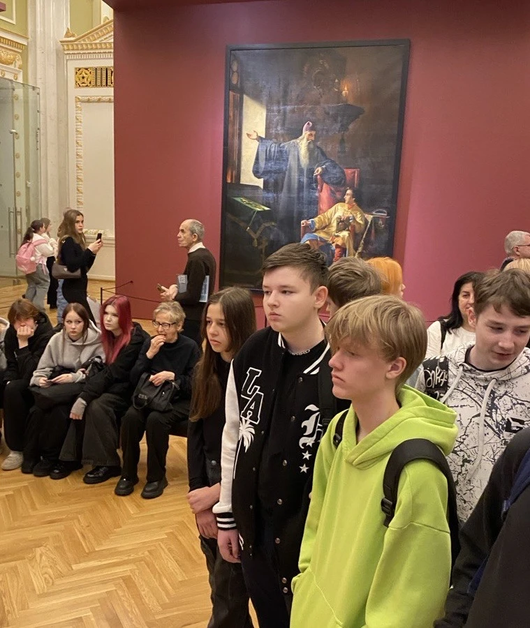 🖼️Ученики 8-Г класса совершили путешествие во времени, посетив выставку «Образ Москвы в русском иску