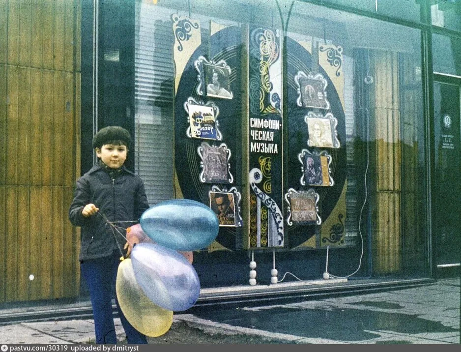 Витрина магазина «Мелодия» на проспекте Калинина 1979
