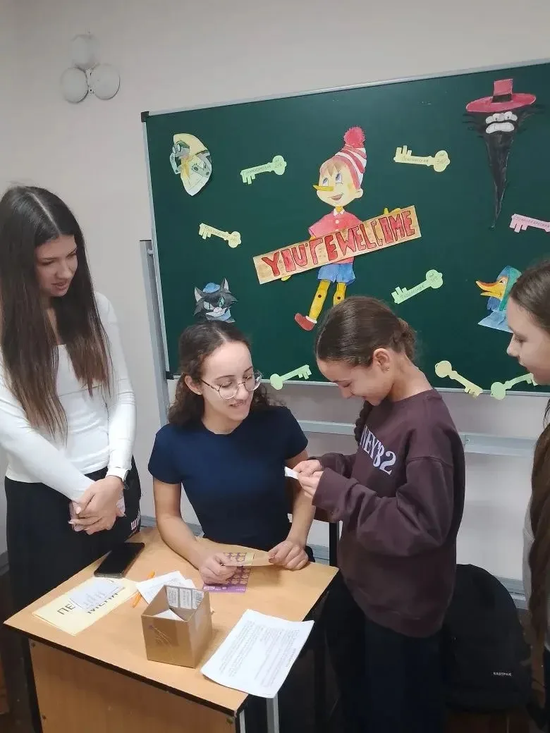 Открываем фестиваль наук! 🧬  Сегодня в нашей школе прошёл День английского языка, который открыл Фес