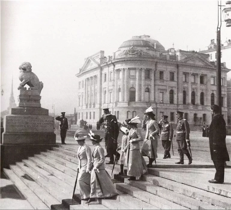 1912.Николай II и императорская семья садятся на яхту на Петровской набережной.