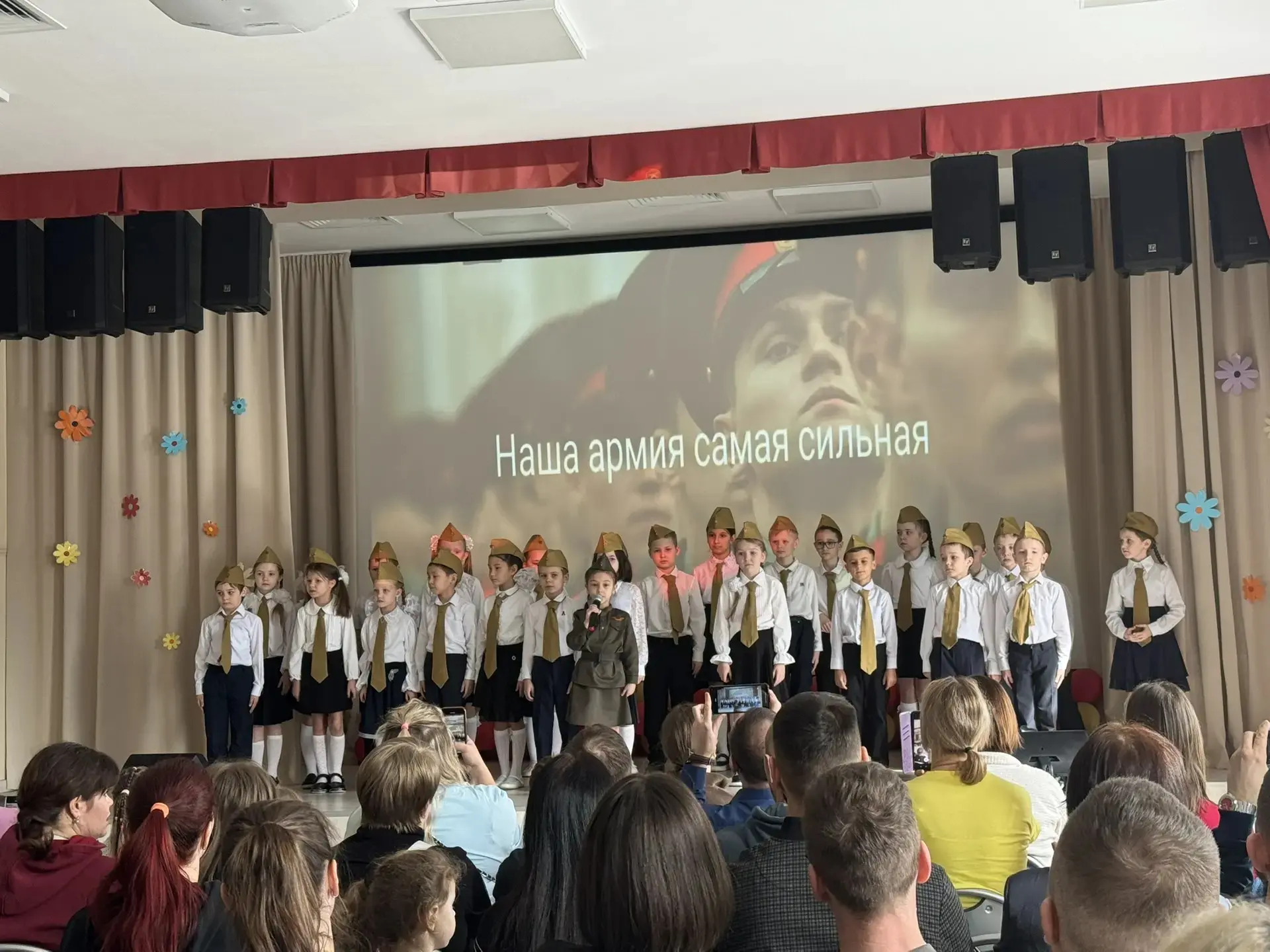 🍃 Сегодня в нашей школе (корпус на Феофанова) царила особенная атмосфера — мы распахнули двери для р