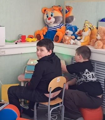 В этой уютной досуговой комнате мальчишки тоже создают свой особенный мир — пусть и не ...