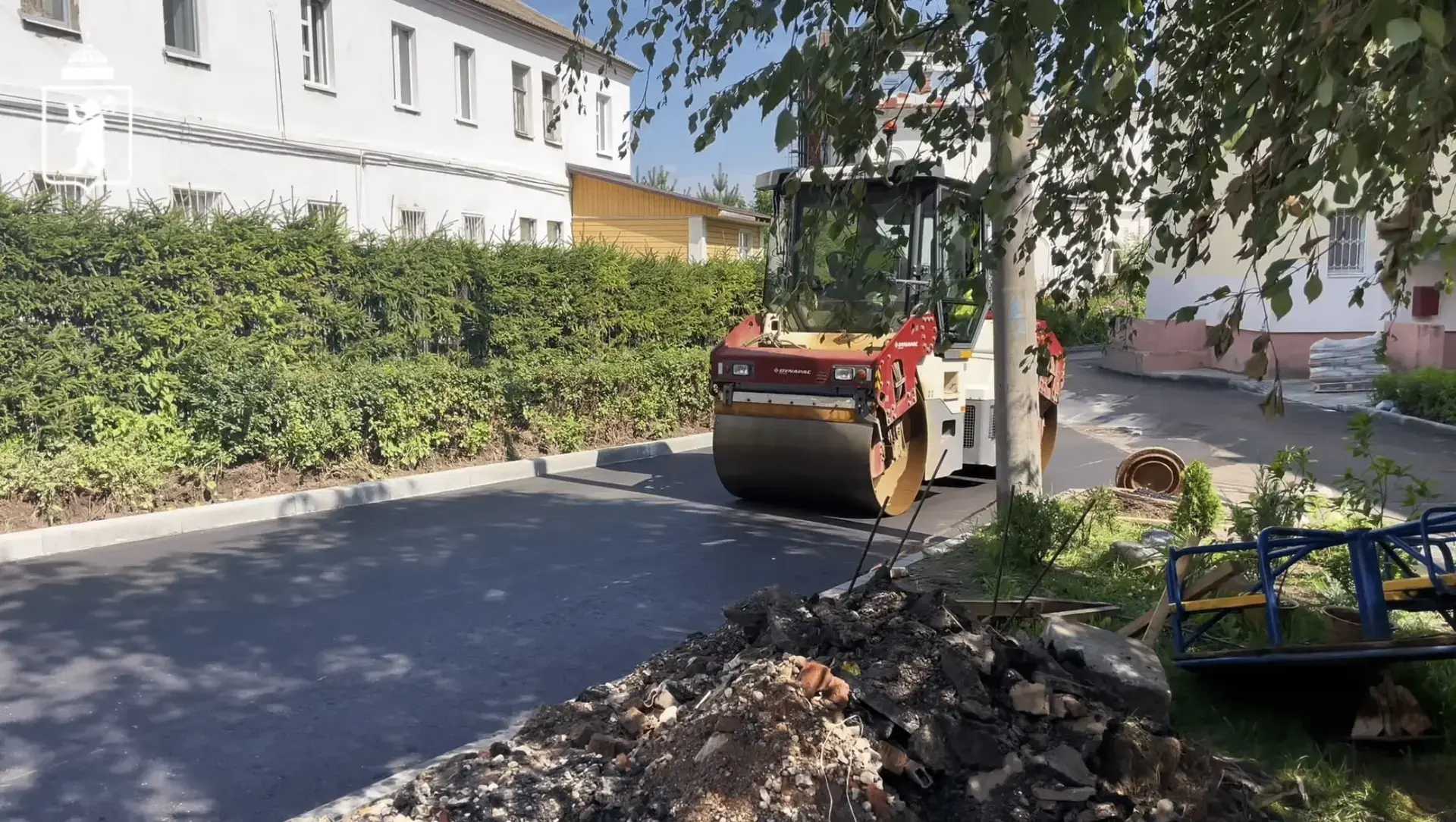 🚜 В Ярославле продолжается благоустройство дворовых территорий