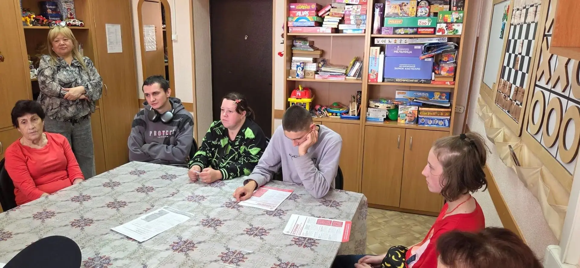👮 Полицейские провели беседу по предупреждению дистанционных мошенничеств в центре соц...