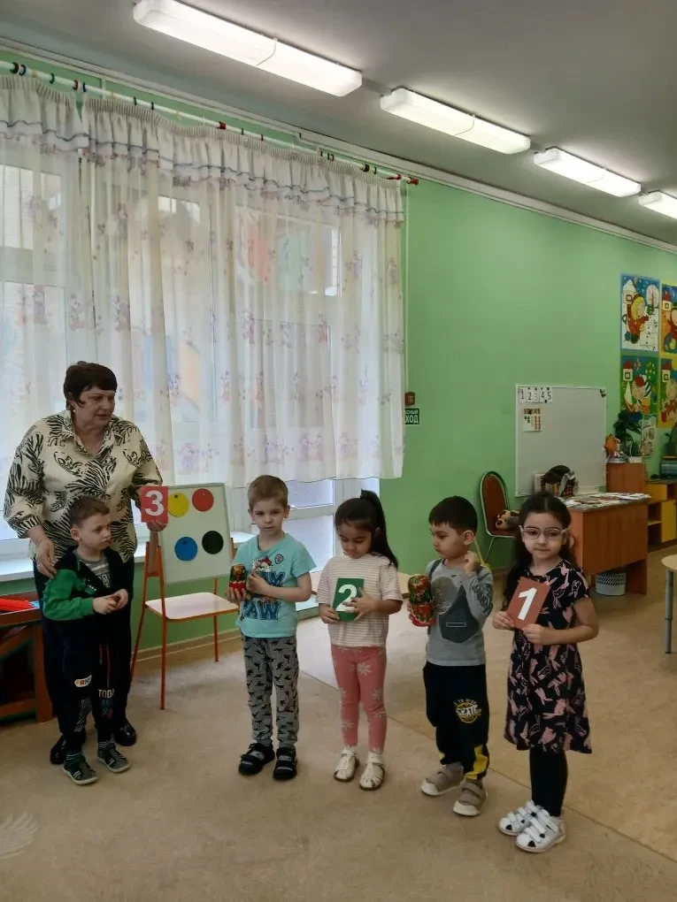 В средней группе «Звездочка» Дошкольного отделения №43 прошло занятие по математике с целью развития