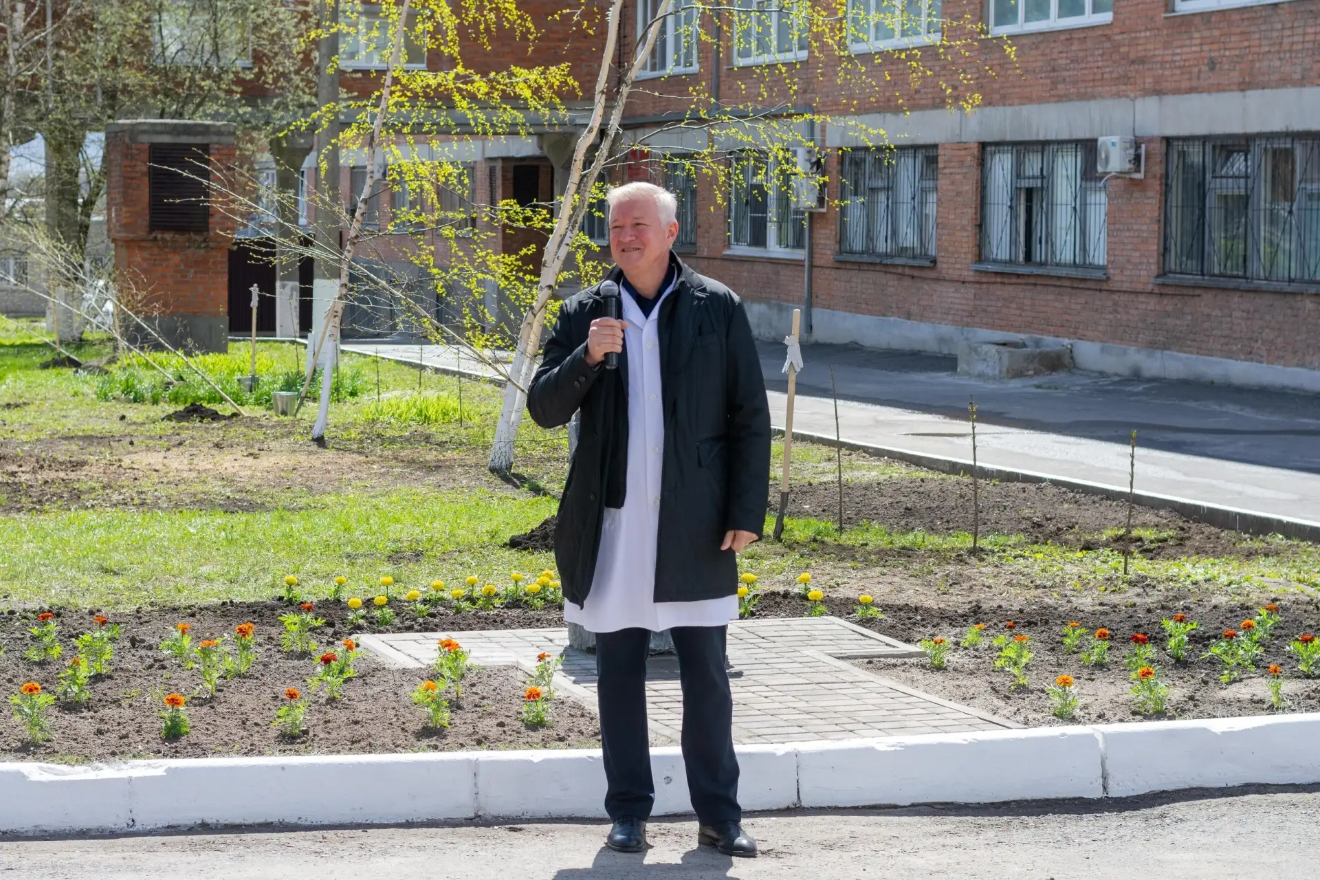 🙏  В Курске на территории больницы скорой медицинской помощи установили памятный знак, посвященный м