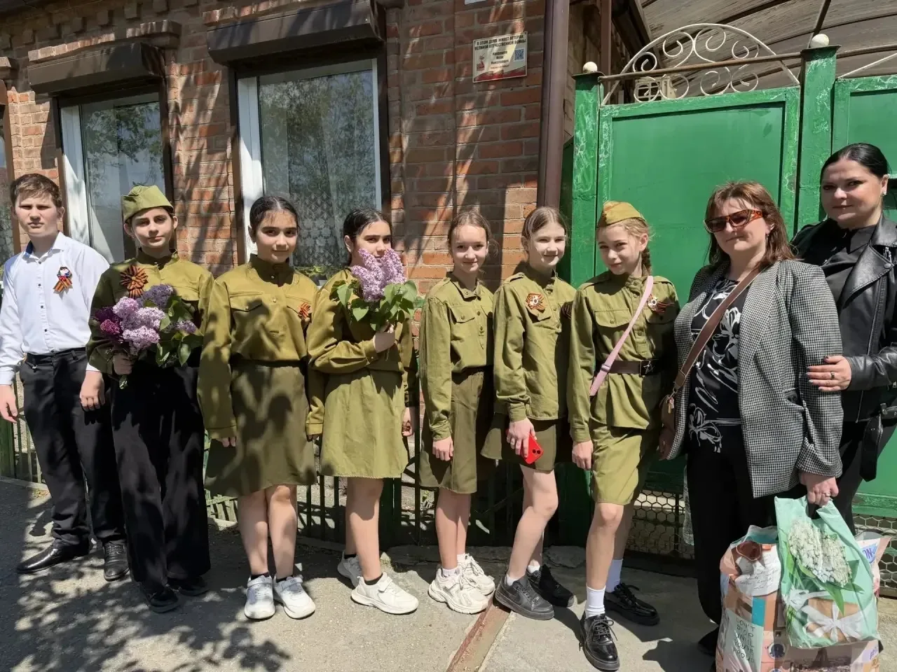 🕊️ Ученики школы №2 с теплом и уважением поздравили ветеранов Великой Отечественной войны и труженик
