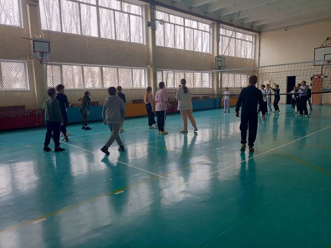 🎉 Игра в пионербол: соревнование между 4‑м и 5‑м классами!    На этой неделе среди учеников 4‑го и 5