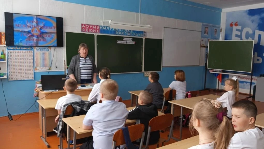 Сегодня в нашей школе был  проведен классный час, посвященный Международному дню гражданской обороны