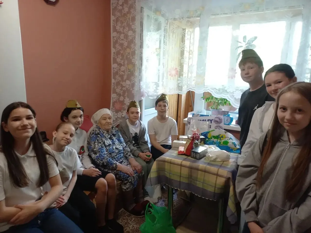 Сегодня ученики 6 «Г» класса  поздравили  Софию Нугумановну Тухватуллину, ветерана ВОВ,  с наступающ