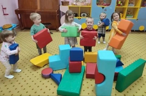 Дети младшей группы любят конструировать используя крупный строительный модуль. Строительство из так