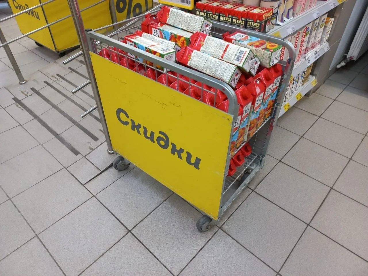 На складах Донецка и Мариуполя продаются тележки для распродаж на колёсах и без. Цены р...