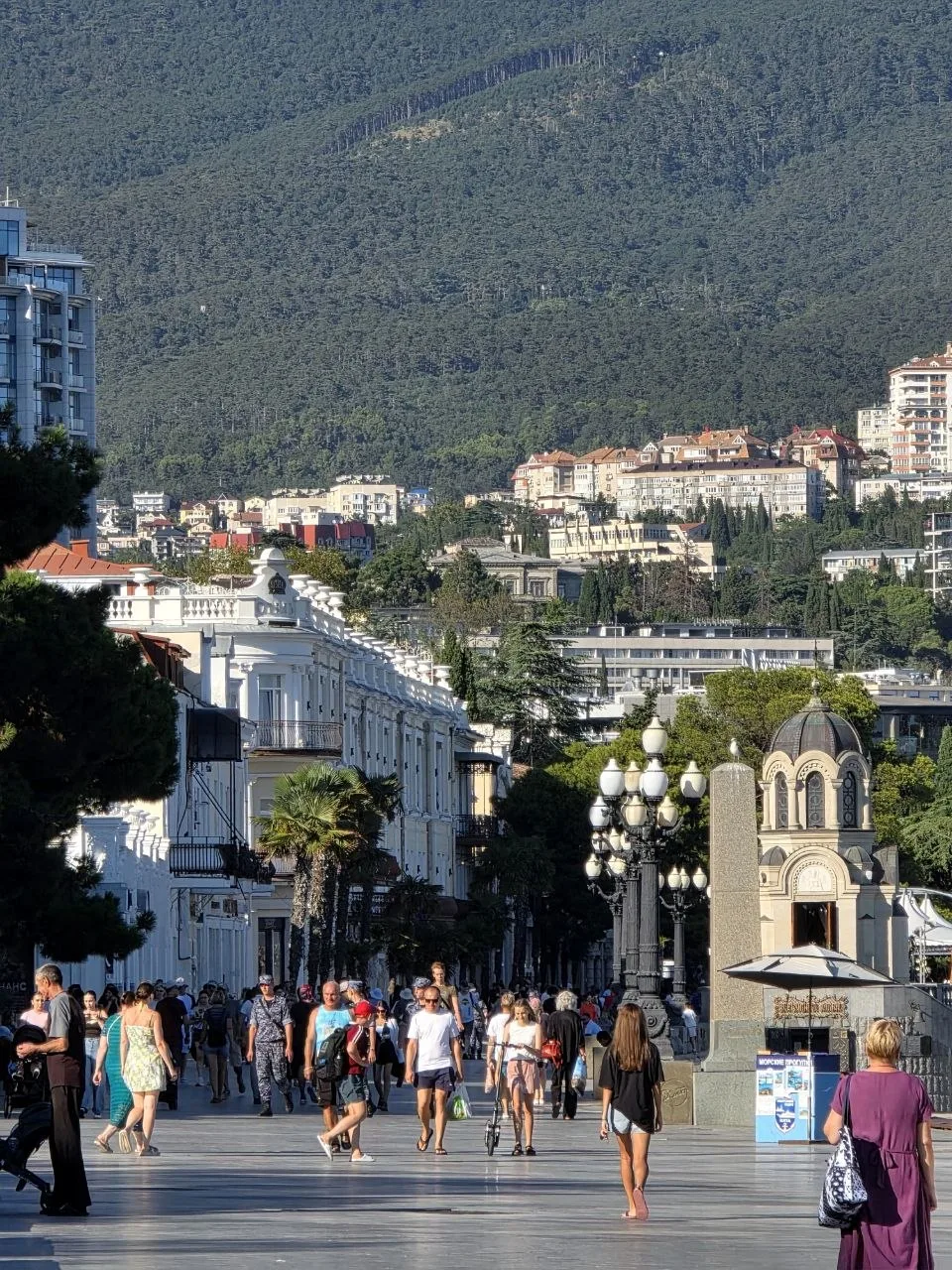 Ялта в эти выходные. Четвёртый месяц лета ☀️ Море +23°, воздух +27°.