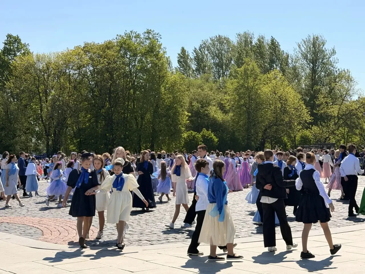 💫 КРОНШТАДТСКИЙ ВАЛЬС  Сегодня, 23 мая, на Якорной площади Кронштадта звучала музыка, кружились пары