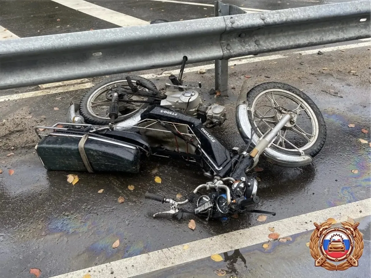 🛵 В Вышнем Волочке водитель мопеда врезался в ограждение