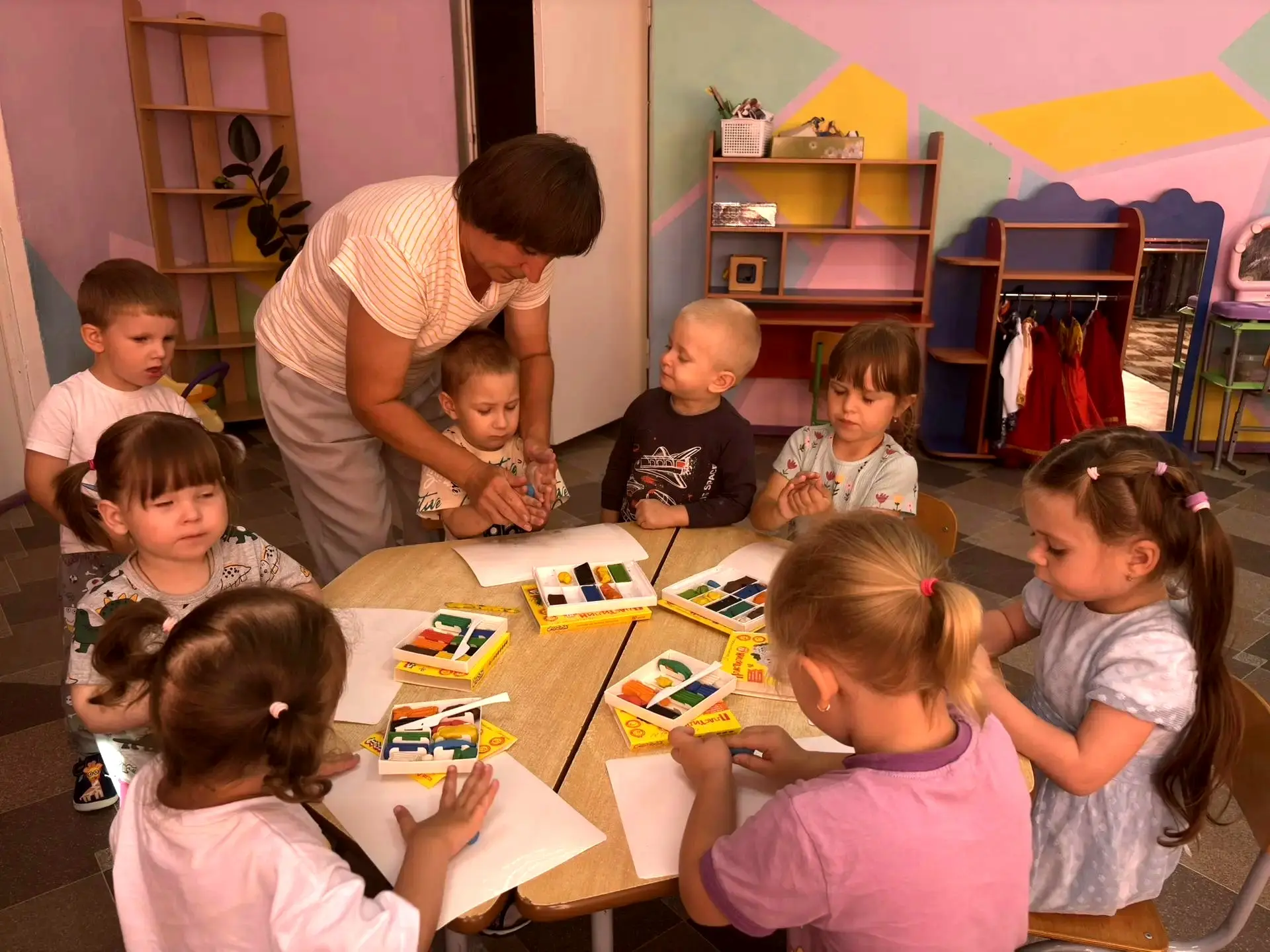 Сегодня в детском саду творили чудеса: ребята лепили из пластилина китов и дельфинов — ведь отмечалс