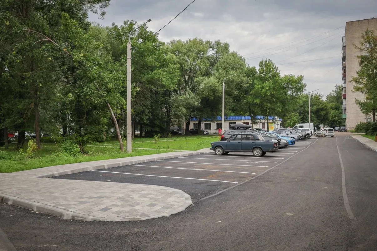 Сдаем до срока! Завершается ремонт двух дворов.
 
На Волочаевской, 38 отремонтировали дорогу с ливне