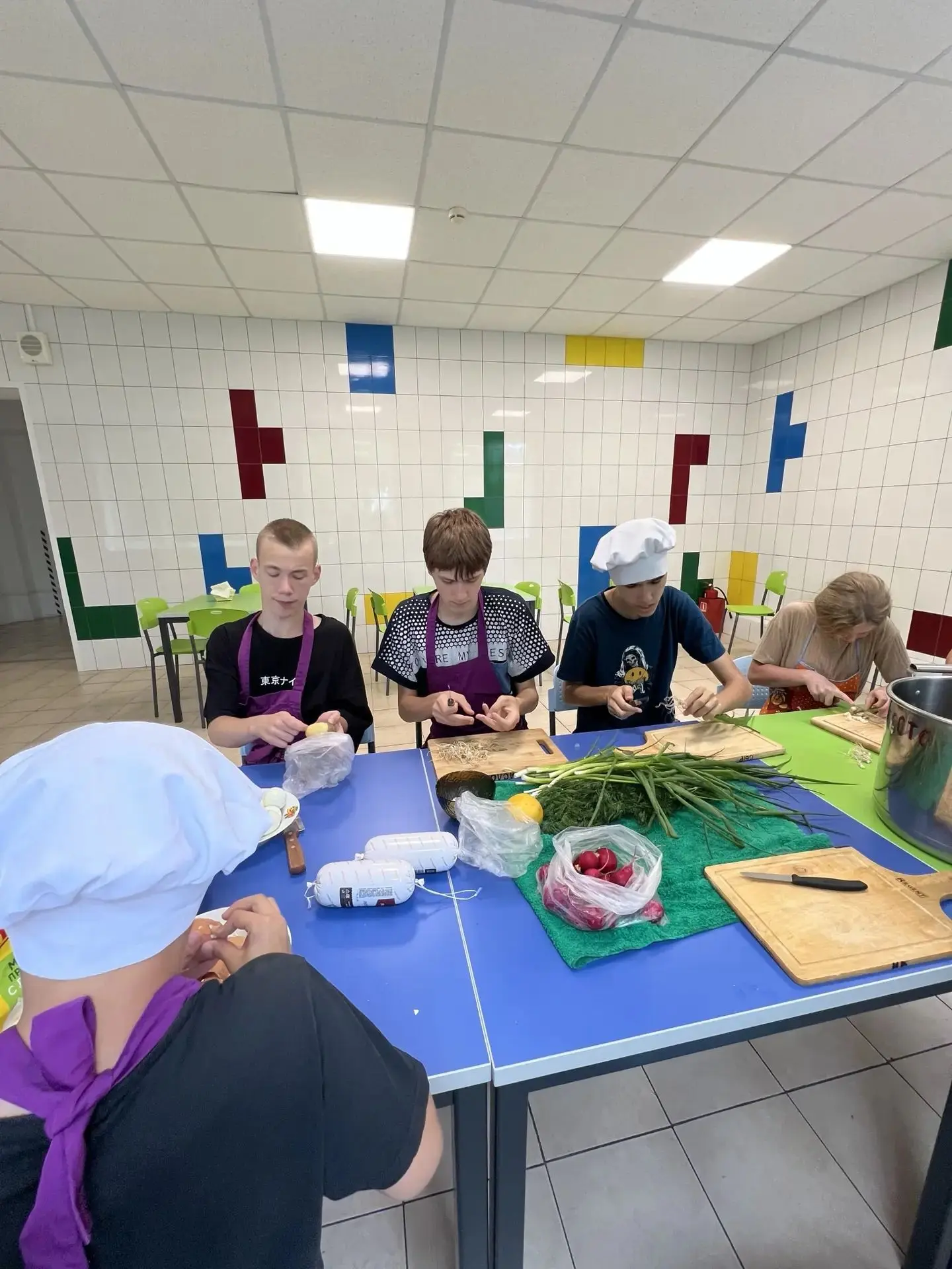 👦👩🏻‍🦰🧑🏻‍🦱Это наши любители окрошки! 
И пусть за окном идет дождь🌧️, в наших сердцах сегодня 