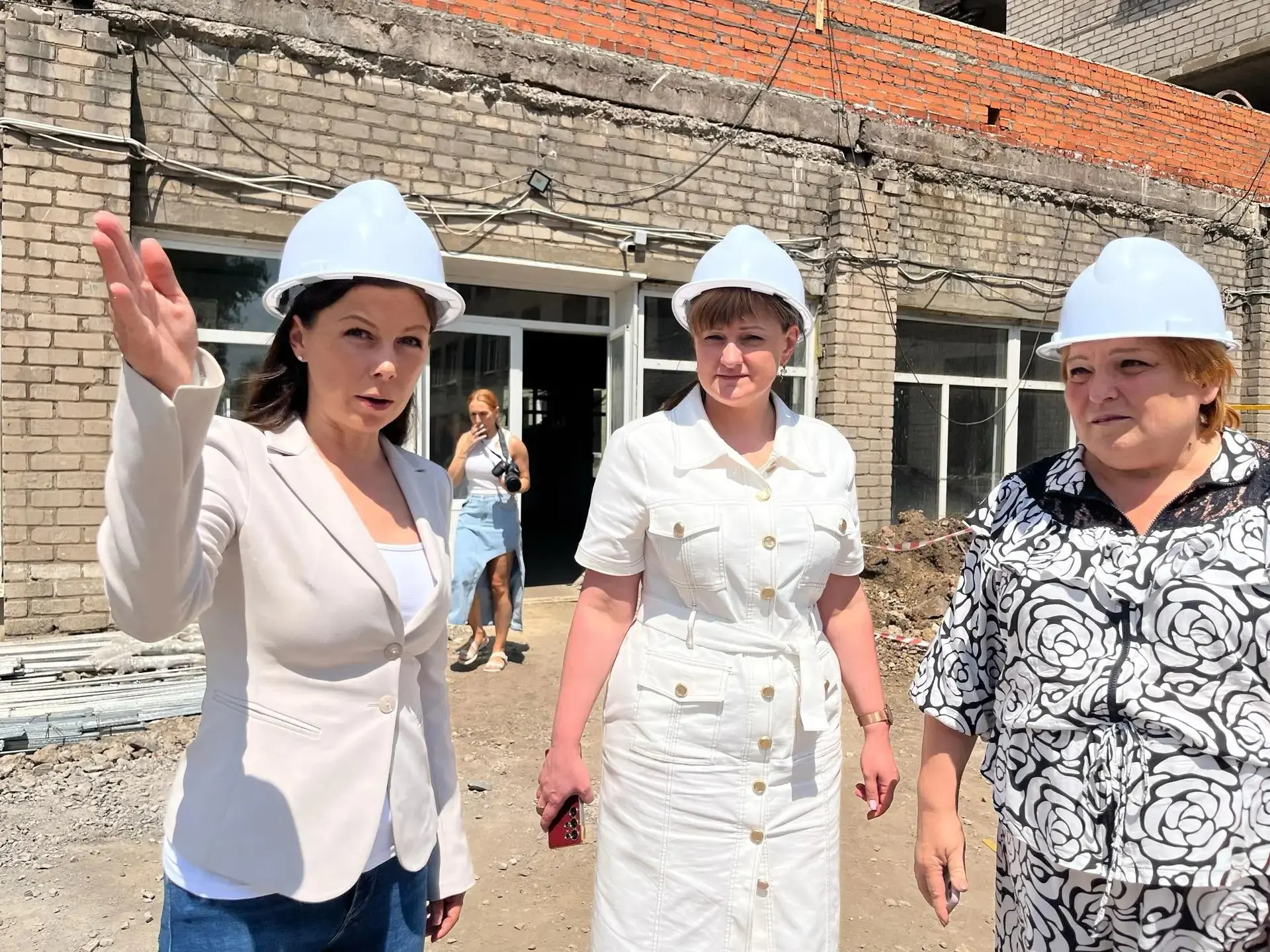 В живом шуме стройки рождается новая история Макеевского лицея №1. Он отмечает 60‑летний юбилей, и в