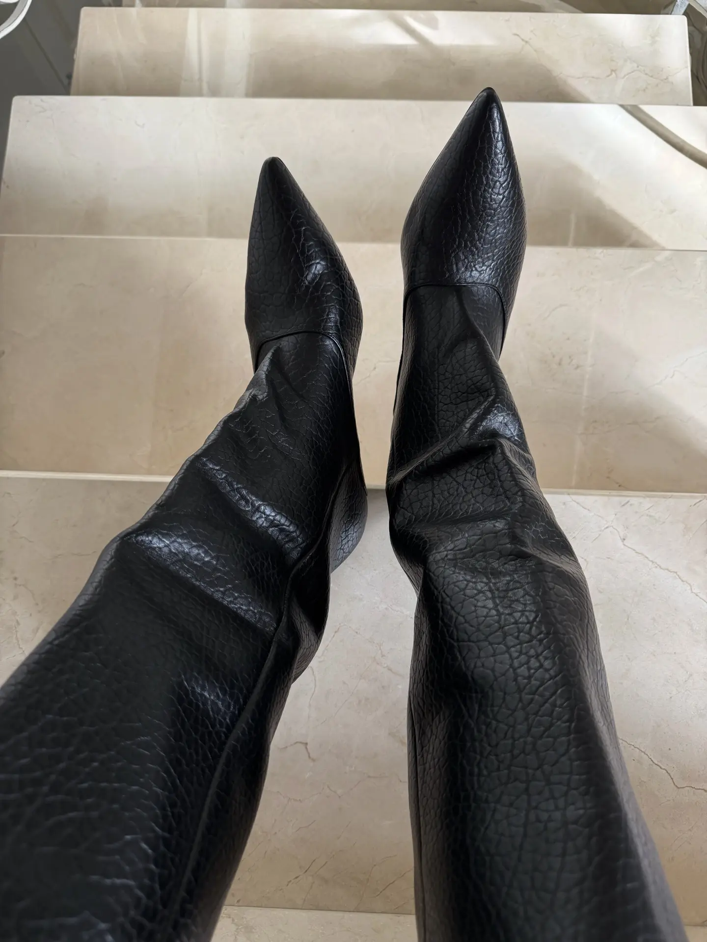 Стильные высокие сапожки с широким голенищем🖤