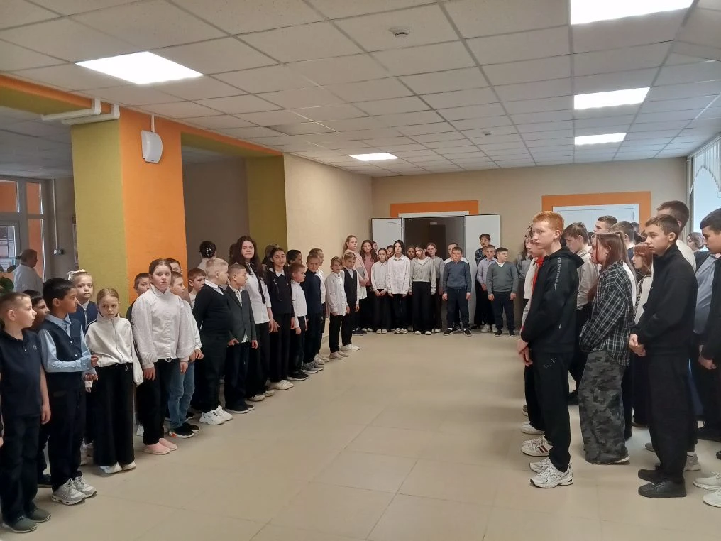 🇷🇺РАЗГОВОРЫ О ВАЖНОМ 
 
🔔 Утро понедельника 20 апреля 2026 года в нашей школе традиционно началос