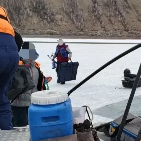 Четверых рыбаков унесло на отколовшейся льдине в Красноярское «море»  Сегодня утром четверо рыбаков 