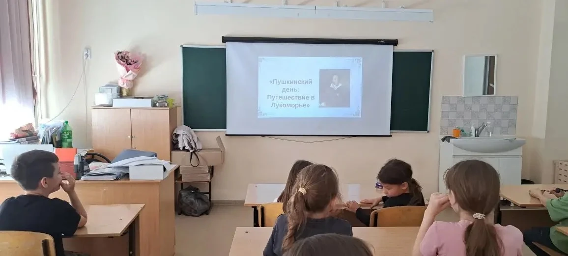 5 июня — день великого поэта и родного языка! ✍️🐚

5 июня у нас в лагере прошёл Пушкинский день: вс