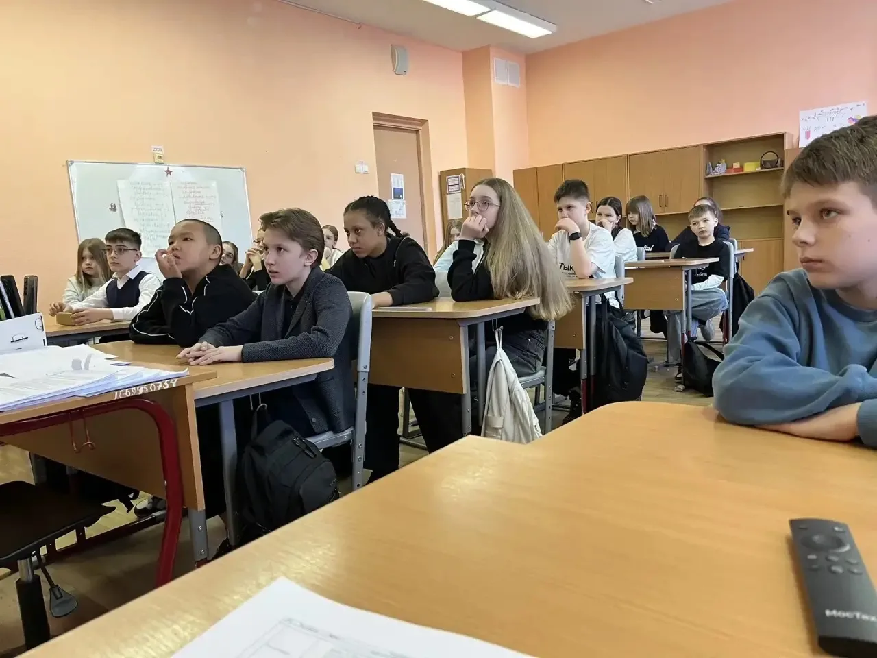 📍На классном часе учащиеся 5 «А» класса обсудили актуальную тему «Знаешь — сообщи!», посвящённую про
