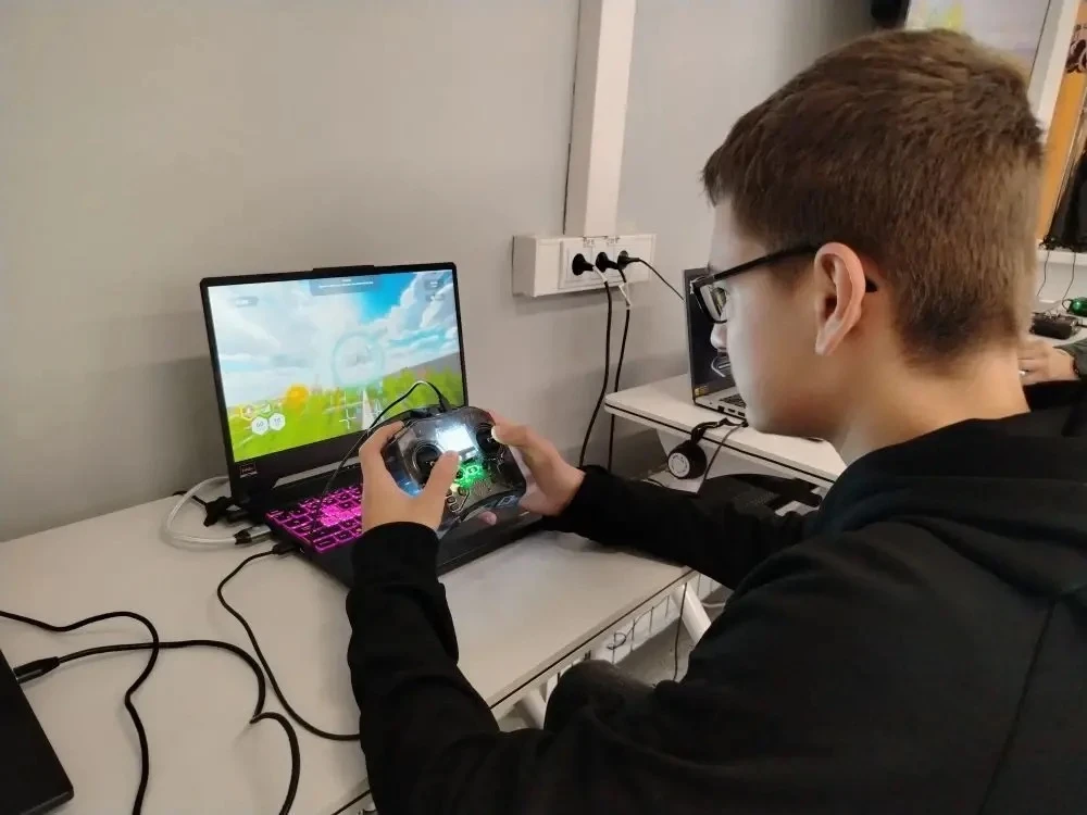 ✈️04.04.2026 «Я умею летать»  🕹️Сегодня Гришин Максим, ученик 8 «А» класса вместе с наставником , Кл