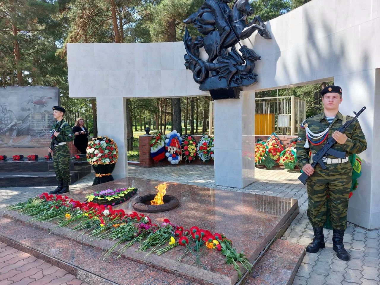 Миллионы свечей сегодня зажглись по всей нашей необъятной Родине в память о миллионах погибших солда