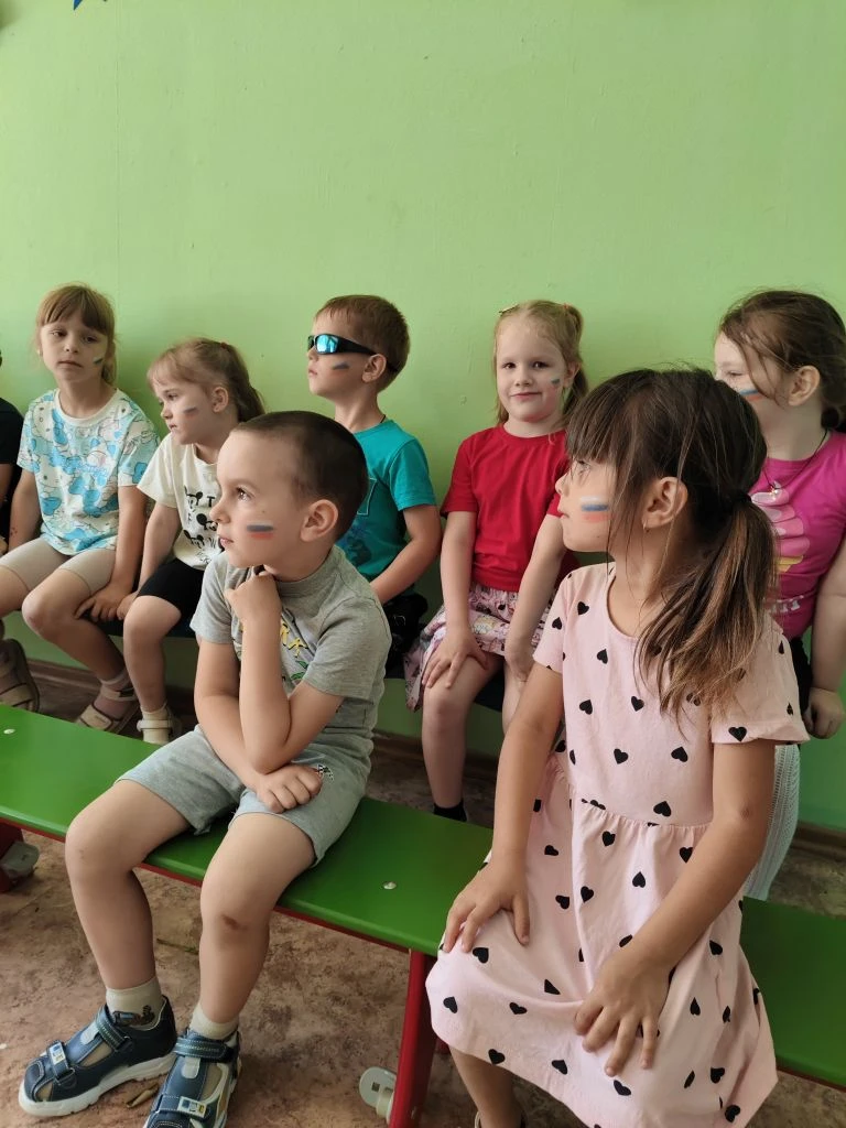 Россия начинается с улыбки,
С детской песни, с доброго слова,
С берёзки белой, неба синего,
С того, 