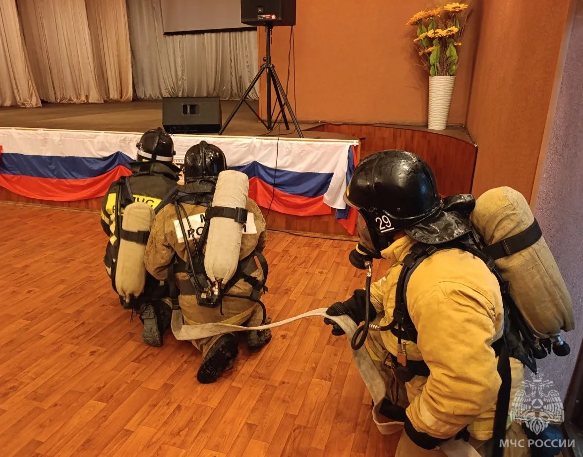 📍Огнеборцы отработали тушение пожара в Центре культуры  По легенде, из - за короткого замыкания прои