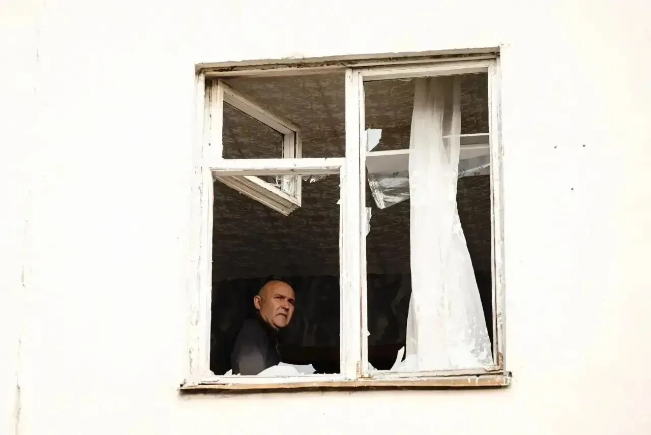 ⚡️БПЛА атаковал административное здание на улице Соловьиной в Курске этой ночью