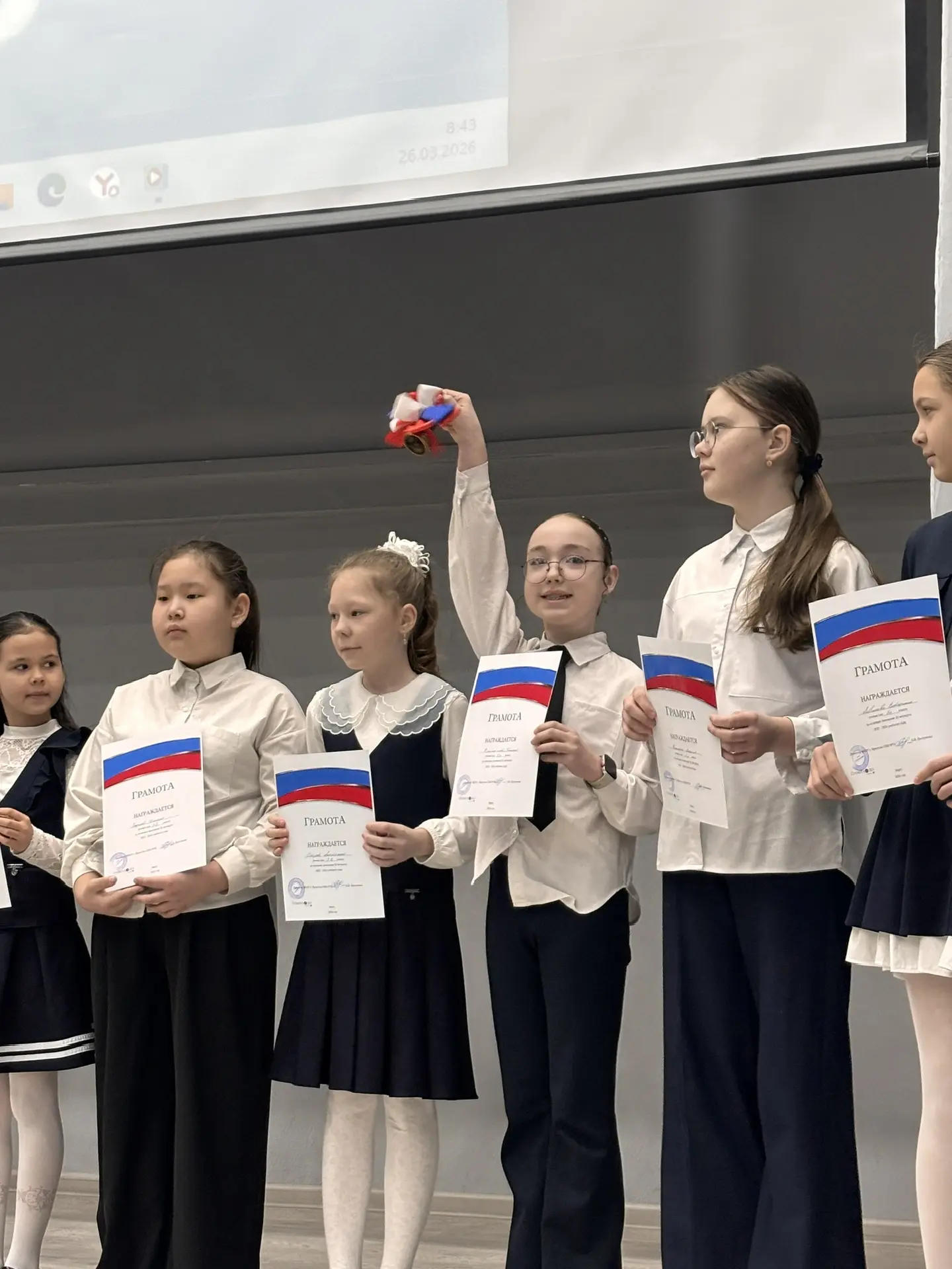🕐 Час Успеха! 🏆 📍 Сегодня в нашей школе состоялось 6 торжественных линейк, на которых присутствовало