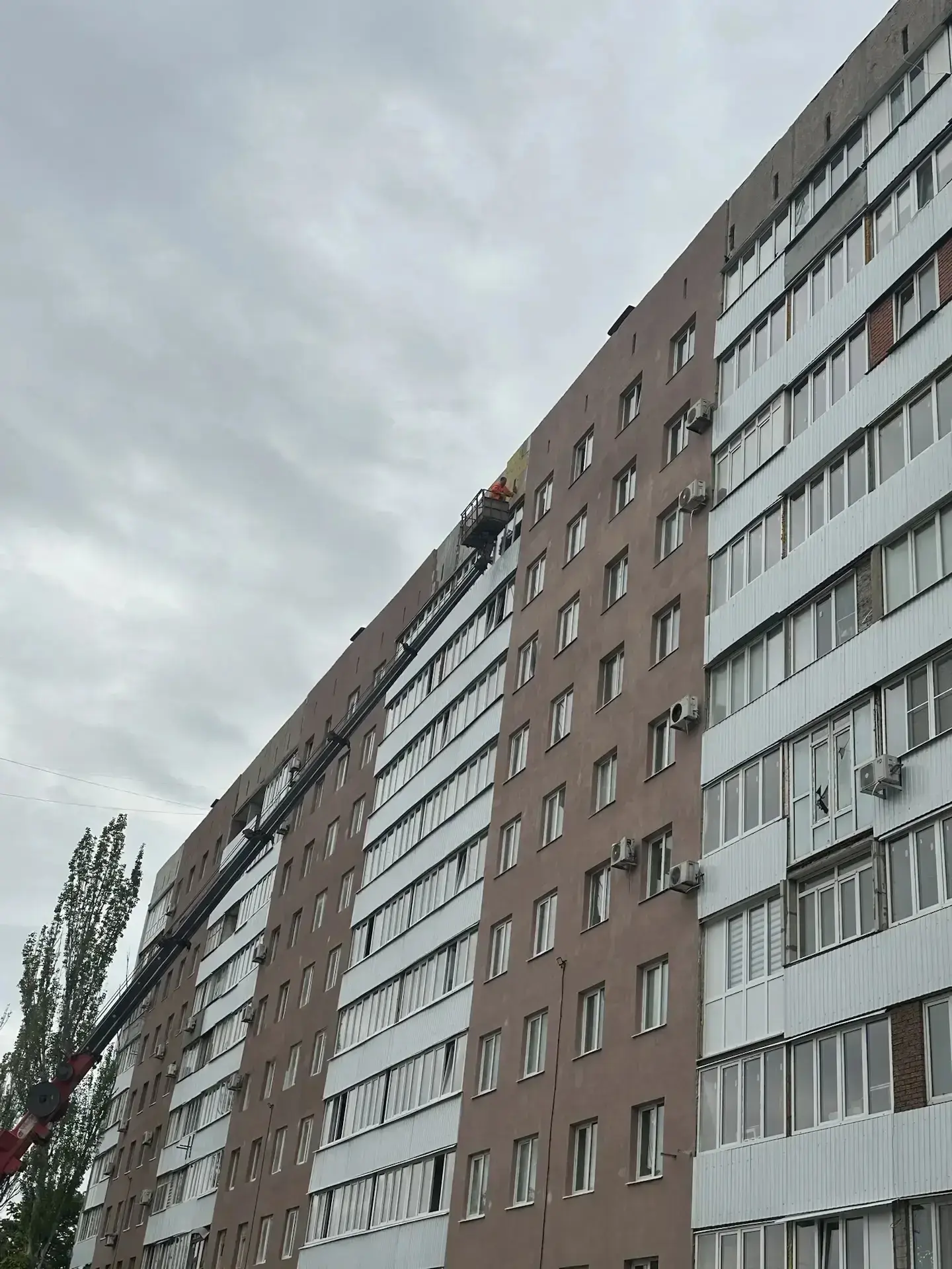 Петербургские строители завершают ремонт еще одного многоквартирного дома в Жовтневом районе  При ко