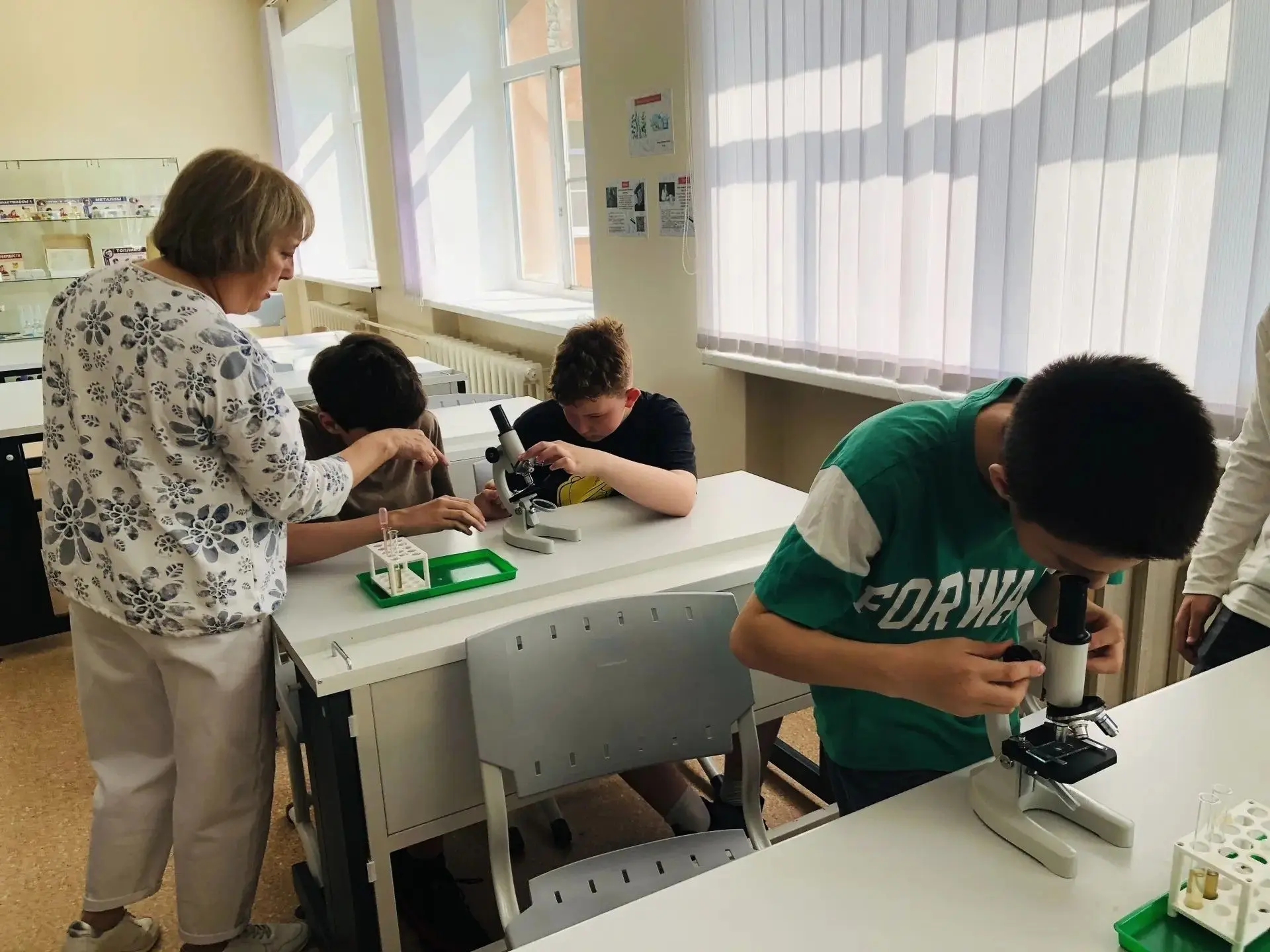Точка роста в ЛОЛ АСТАР Тайна в капле воды
На занятии по биологии ребята вспомнили устройство микрос