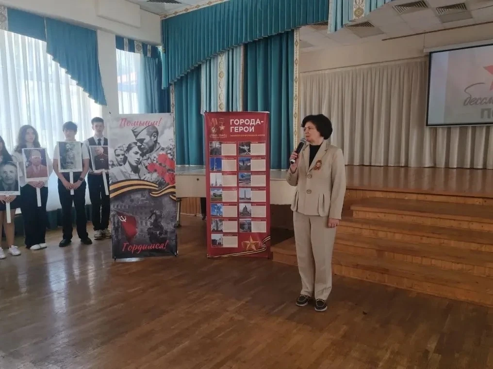 🎖️В нашей школе прошла торжественная линейка, посвящённая Дню Победы и Бессмертному полку.   Утро на