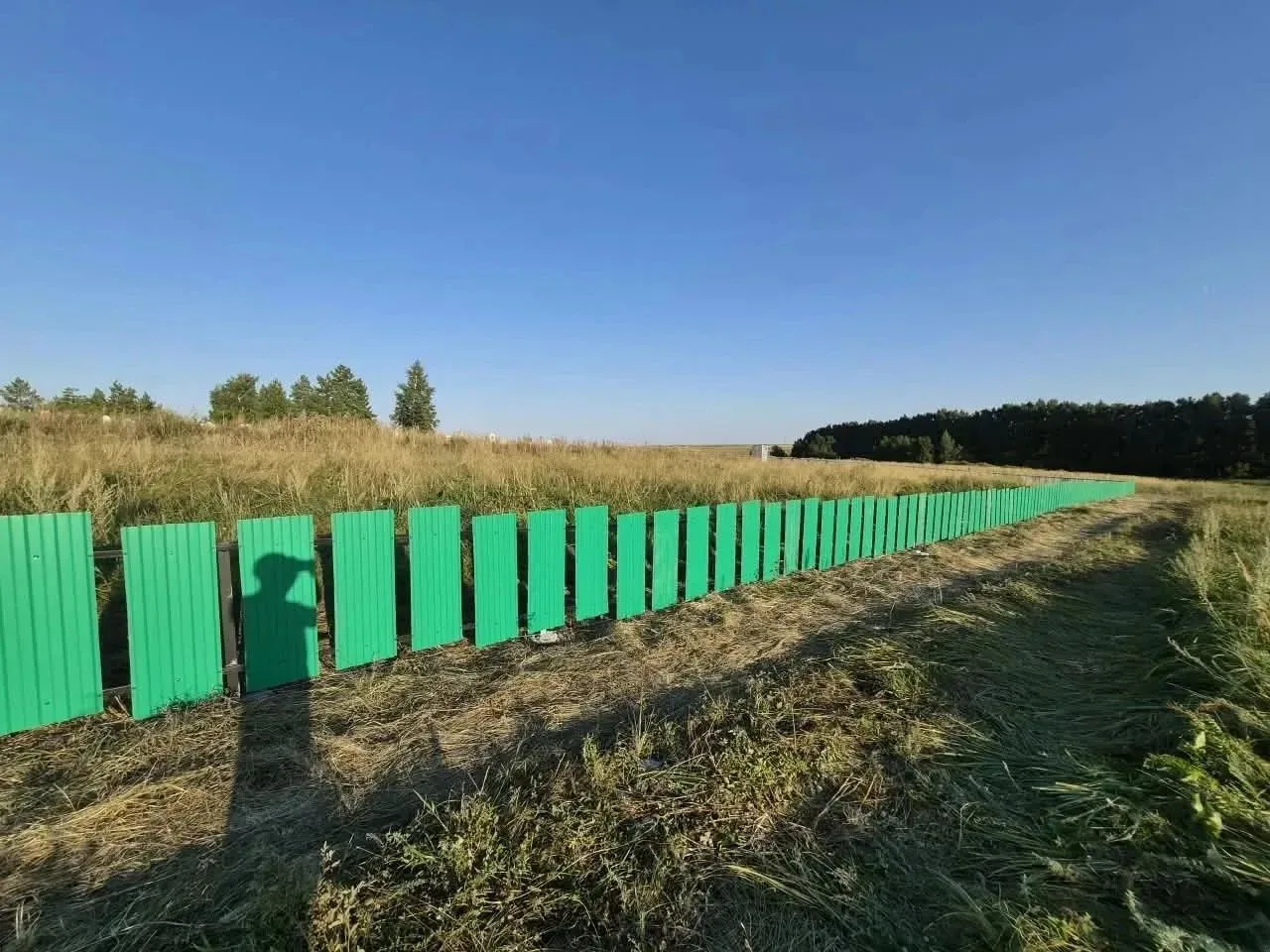 В селе Ивановка завершились работы по установке нового ограждения на местном кладбище. ...