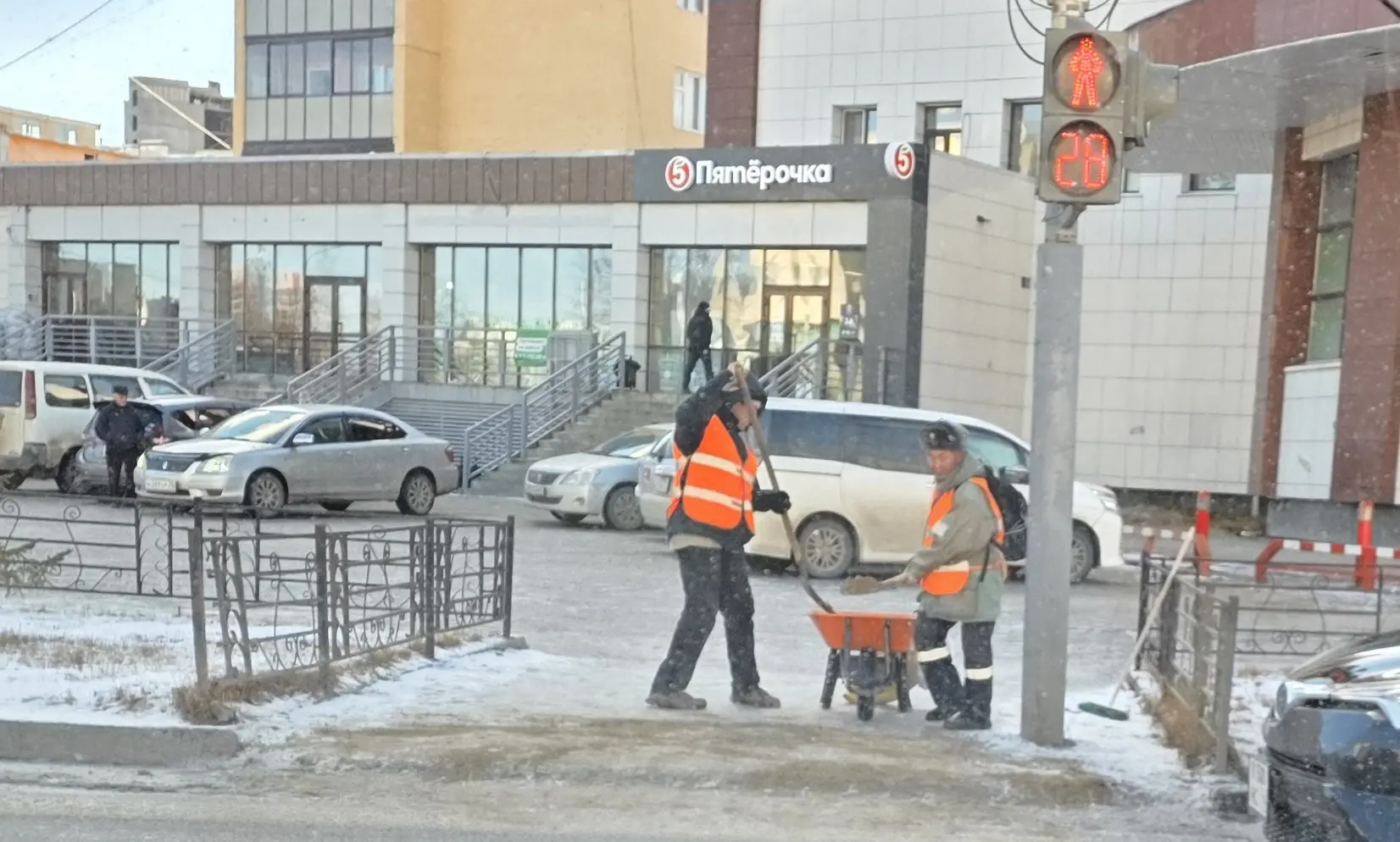 Пешеходные переходы местами заботливо подсыпают песком.