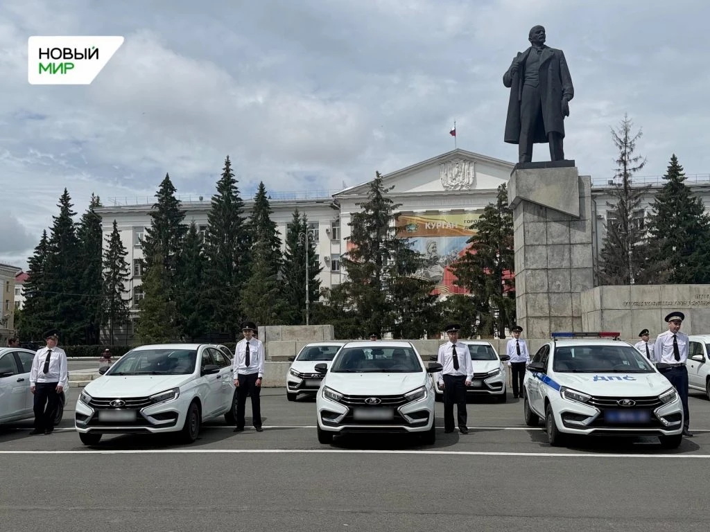 🚔 Губернатор Вадим Шумков вручил ключи от автомобилей курганским сотрудникам УМВД. 3 и...