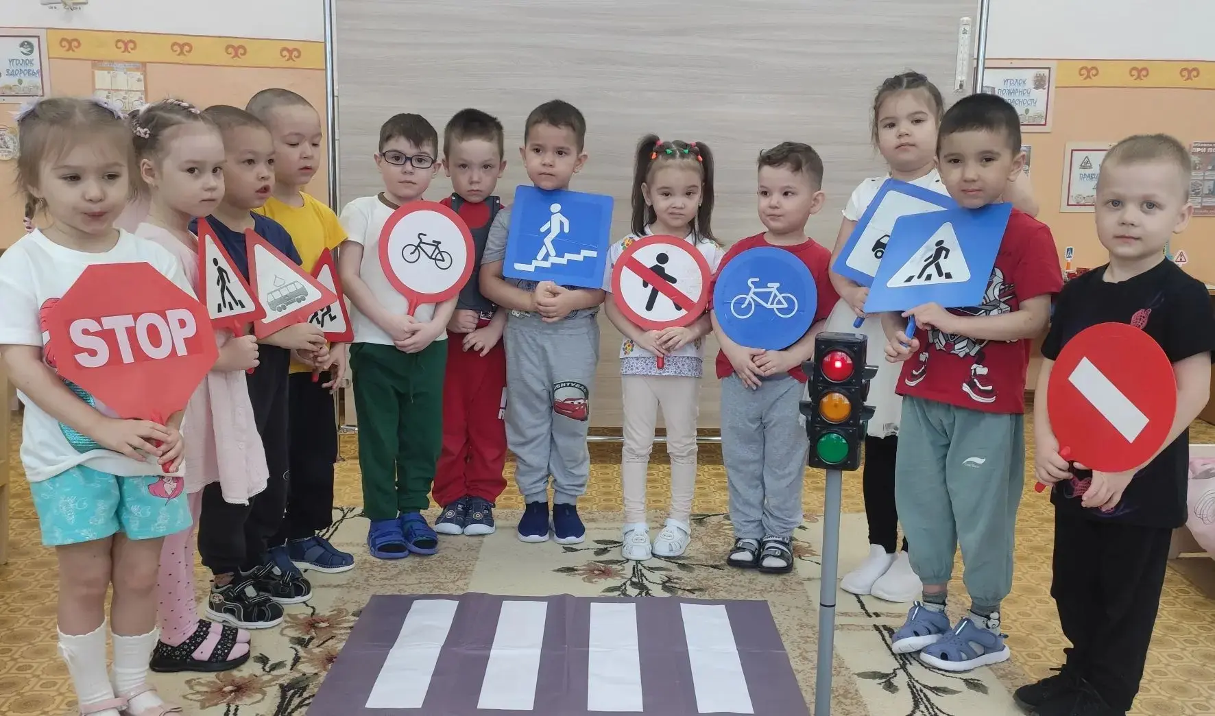🚸 В нашем детском саду прошел Единый день безопасности дорожного движения в рамках инф...