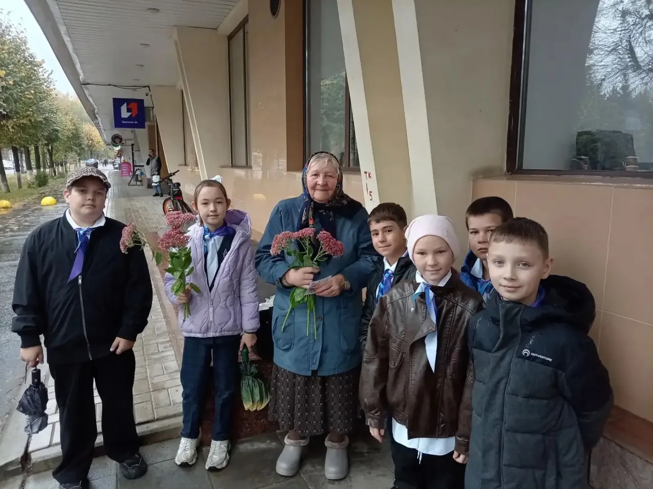 Тепло сердец на улицах города: «Орлята России» поздравляют старшее поколение!