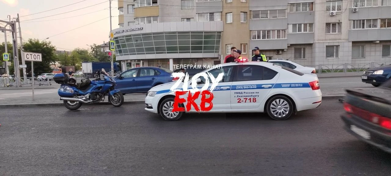 На проспекте Космонавтов у Веер Молла произошла авария. Мотоцикл сбил ребенка перебегаю...