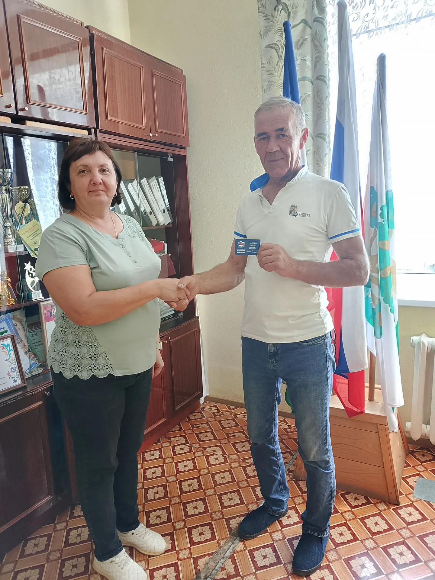 Сегодня состоялось вручение партийных билетов и значков новым членам партии «ЕДИНАЯ РОС...