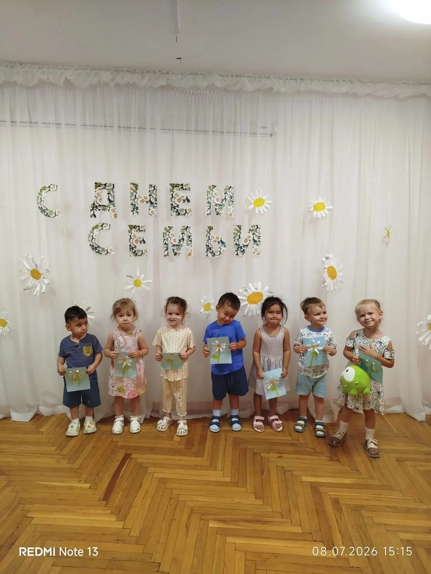 ✨ Делаем открытки ко Дню семьи! ✨

Ромашки, тёплые слова и немного творчества — вот и всё, что нужно