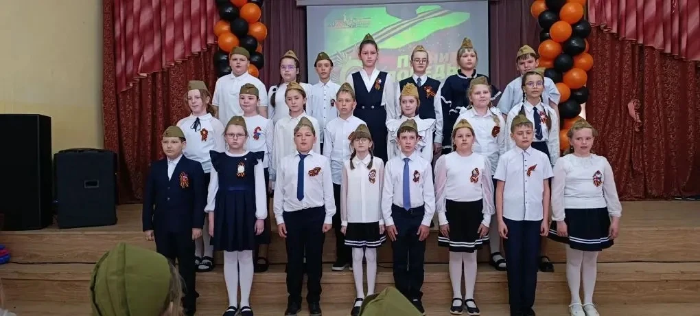 В нашей школе состоялся традиционный фестиваль «Песни Победы», объединивший учащихся начальной школы
