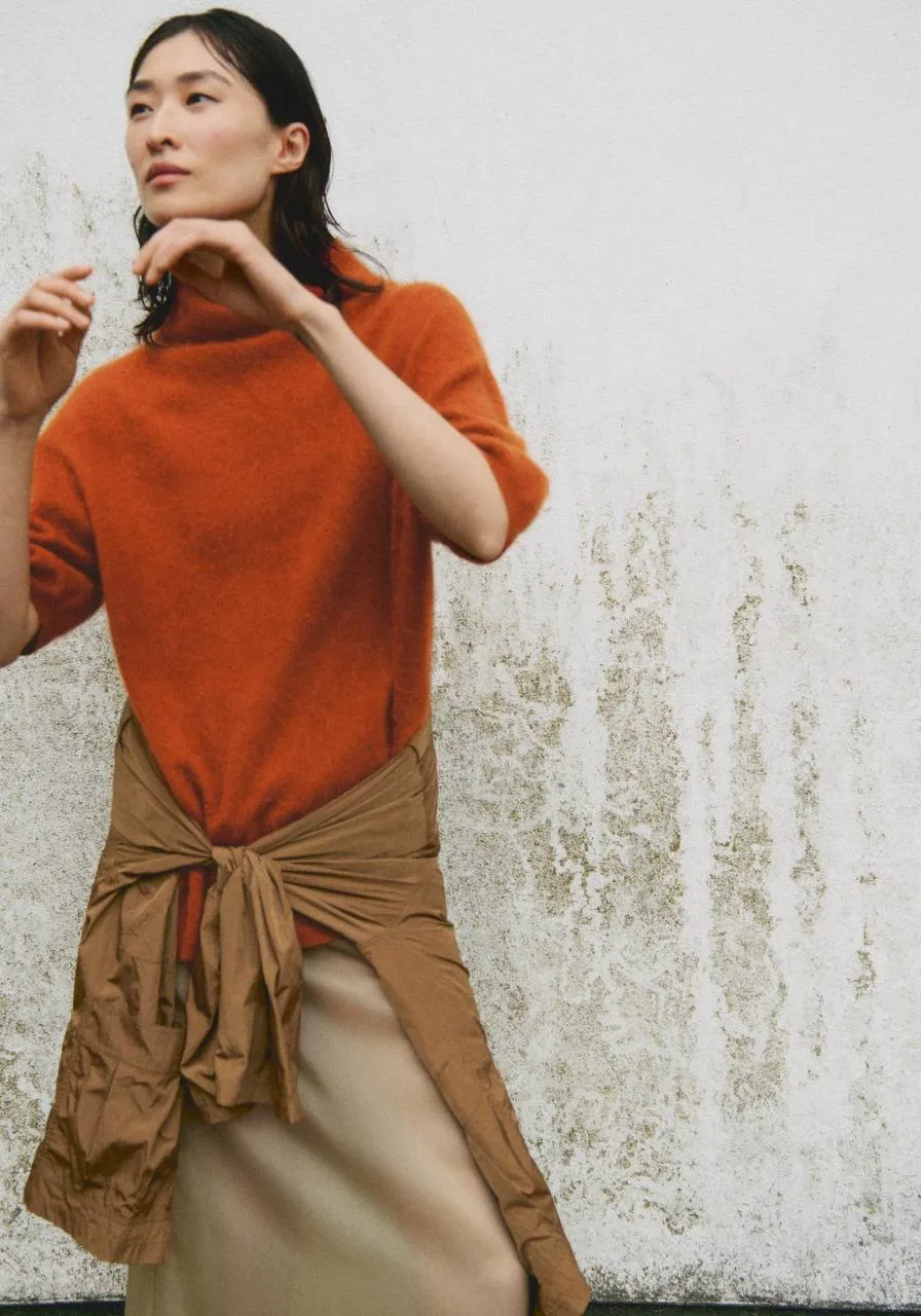 MASSIMO DUTTI 

Свитер — 8 100₽
Тренч — 26 870₽
Юбка кожа — 36 320₽
Куртка кожа — 40 370₽
Юбка — 10 