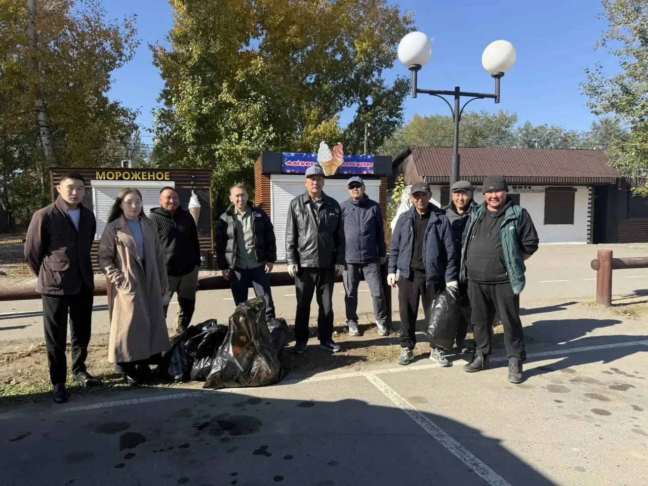 Продолжаются осенние субботники по уборке территории города Кызыла. Сотрудники мэрии Кы...